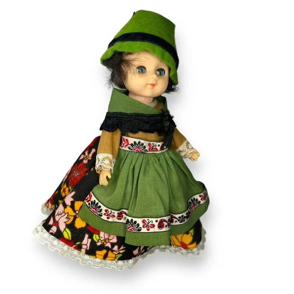 VINTAGE SYMBOL OF QUALITY DOLL 8 INCH FIGURE  DOLLS OF THE WORLD TOY - Picture 3 of 8